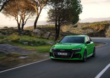 Audi RS3 2025 chega ao Brasil para desbancar BMW M2 e se torna um dos esportivos mais desejados