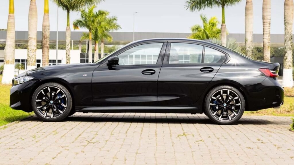 Nova versão da BMW 320i M Sport chega ao Brasil com muito mais tecnologia, visual renovado e muita potência