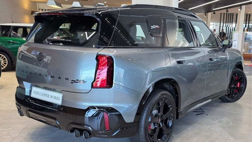 Com 317 cv, o novo Mini JCW ALL4 Exclusive acelera de 0 a 100 em 5,6 segundos e preço parte de R$ 370.990