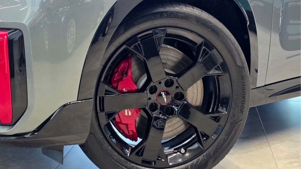 Com 317 cv, o novo Mini JCW ALL4 Exclusive acelera de 0 a 100 em 5,6 segundos e preço parte de R$ 370.990