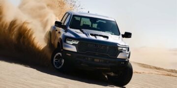 Ram 1500 RHO 2025 chega para desafiar a Ford Raptor com design robusto e uma aceleração impressionante