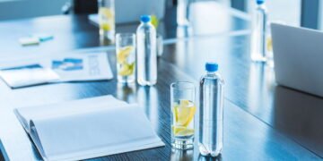 Você sabia que o hábito de tomar água com limão no café da manhã é saudável, mas não faz milagres?