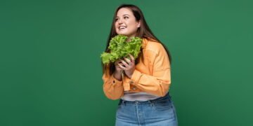 O truque para a alface dura 14 dias a mais sem ficar marrom com um item de cozinha