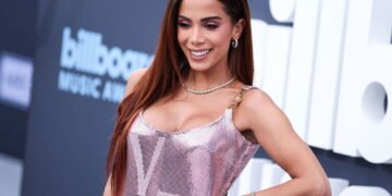 Anitta aparece com novo visual e levanta suspeitas sobre cirurgias plásticas