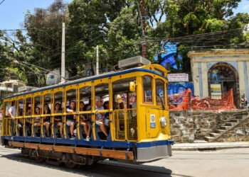 Passeio de bonde, arte e feijoada em um só lugar no coração do Rio