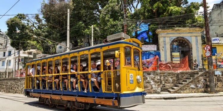 Passeio de bonde, arte e feijoada em um só lugar no coração do Rio