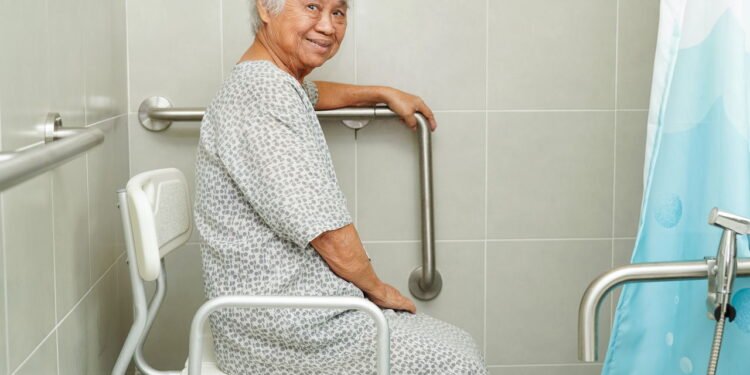 Veja quantos banhos por semana são ideais após os 60 anos, segundo especialistas