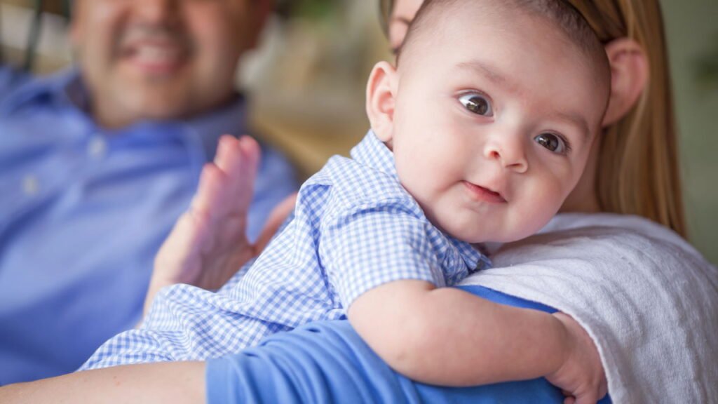 Bebê precisa arrotar sempre após as mamadas? Veja o que dizem os pediatras