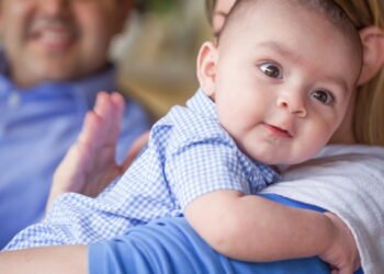 Bebê precisa arrotar sempre após as mamadas? Veja o que dizem os pediatras