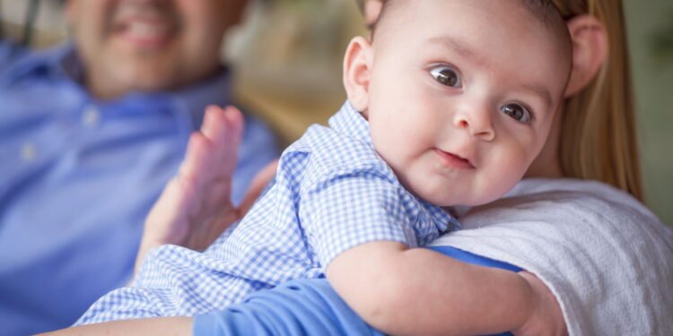 Bebê precisa arrotar sempre após as mamadas? Veja o que dizem os pediatras