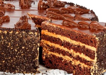 Receita de bolo com camadas de coco e chocolate faz sucesso em todo país