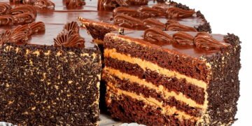 Receita de bolo com camadas de coco e chocolate faz sucesso em todo país