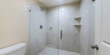 Aprenda a deixar o box de vidro brilhante novamente com esses métodos caseiros