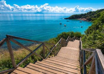 Essa cidade encanta com praias, luxo e história surpreendente