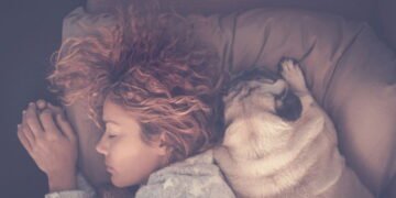 O que significa quando o seu cachorro dorme encostado em você