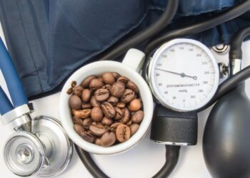 Cinco tipos comuns de medicamentos que você não deve tomar com café