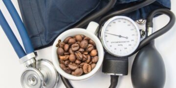 Cinco tipos comuns de medicamentos que você não deve tomar com café