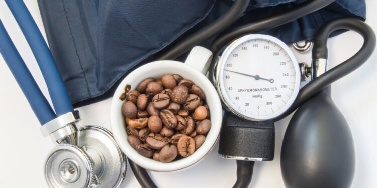 Cinco tipos comuns de medicamentos que você não deve tomar com café