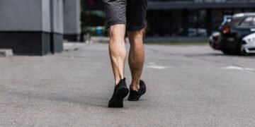 Fraqueza ao caminhar pode ser sinal de alerta e exige atenção