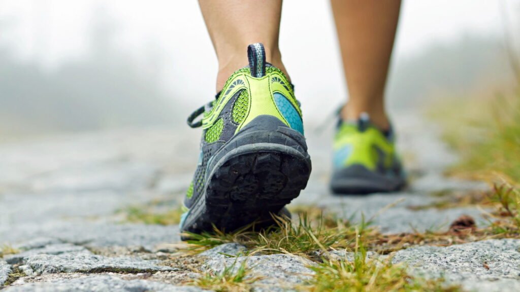 Fraqueza ao caminhar pode ser sinal de alerta e exige atenção