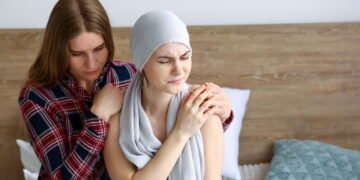 Casos de câncer em jovens disparam e especialistas soam o alarme