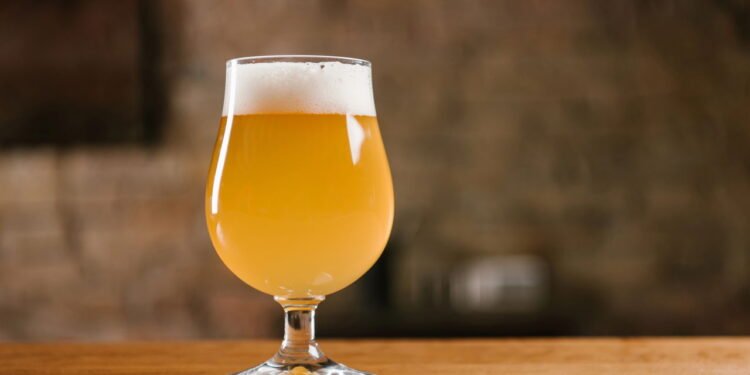 Copo com cerveja - Créditos: depositphotos.com / ViktoriaSapata