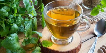 Conheça o chá natural mais poderoso para dormir melhor e relaxar o corpo