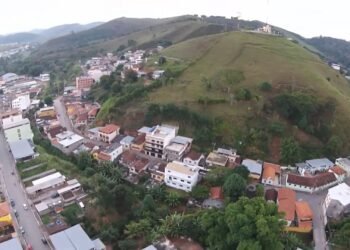 Cidade calma com praças floridas e cachoeira escondida atrai visitantes em MG