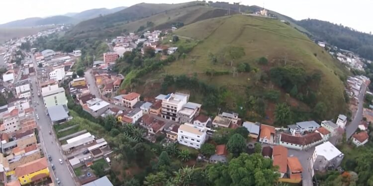Cidade calma com praças floridas e cachoeira escondida atrai visitantes em MG