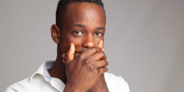 Colocar a mão na boca