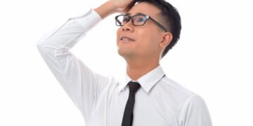 O que a psicologia tem a dizer sobre o ato de coçar a cabeça durante uma conversa