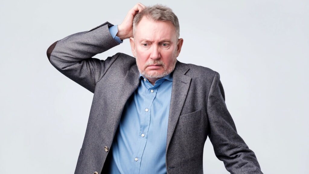 O que a psicologia tem a dizer sobre o ato de coçar a cabeça durante uma conversa