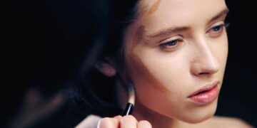 Como fazer um lifting facial sem cirurgia usando técnicas caseiras