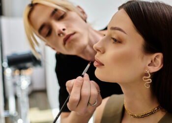 Como aplicar maquiagem que realça a pele sem marcar as linhas de expressão