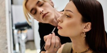 Como aplicar maquiagem que realça a pele sem marcar as linhas de expressão