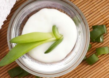 Esse creme ajuda a firmar a pele e reduzir linhas finas com uso diário