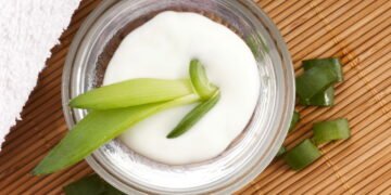 Esse creme ajuda a firmar a pele e reduzir linhas finas com uso diário