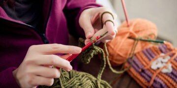 Crochê do Homem-Aranha transforma moletom em peça criativa e geek