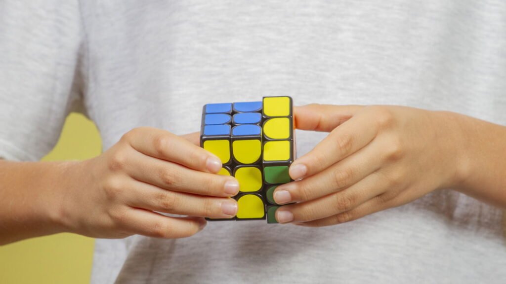 Você sabia que existem mais combinações possíveis em um cubo mágico do que átomos no universo?