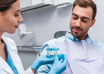 Dentes amarelos não são causados ​​apenas pela má higiene