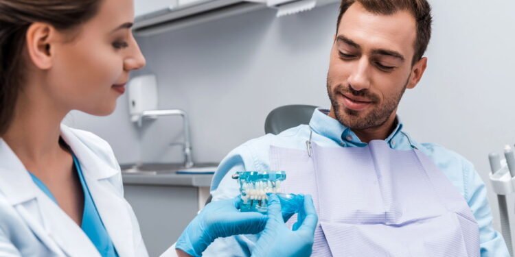 Dentes amarelos não são causados ​​apenas pela má higiene