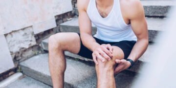 Você pode evitar dor no joelho na corrida com descanso calçado adequado e fortalecimento