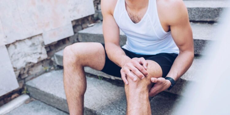 Você pode evitar dor no joelho na corrida com descanso calçado adequado e fortalecimento