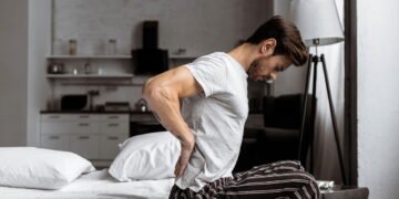 Essa dor começa nas costas, desce para o pé e preocupa especialistas