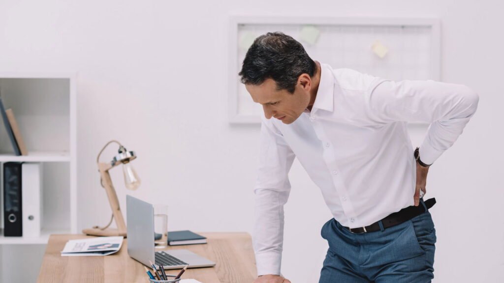 A melhor forma de evitar dor nas costas para quem trabalha sentado, segundo especialistas