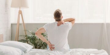 Dor nas costas ao acordar pode ser sinal de que está na hora de trocar o colchão