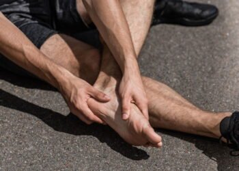 Dor ao final do dia estão ligadas ao tempo em pé! Veja como prevenir