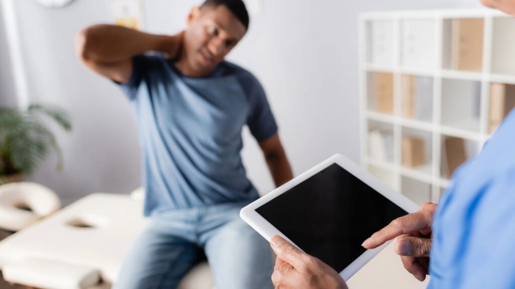 Exercícios simples aliviam dor no pescoço do trabalho remoto