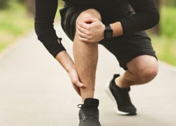 Seu tornozelo incha após correr? Entenda o que o corpo está tentando dizer