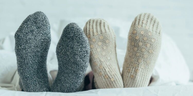 As características mais comuns de quem dorme de meias, segundo a psicologia